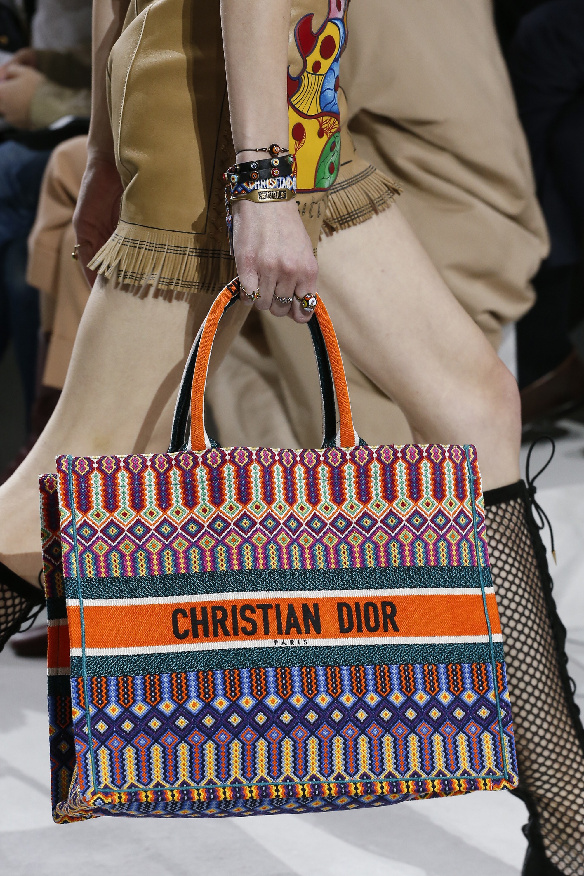 La infame bolsa de Dior que vuelve a abrir el debate sobre la apropiación cultural en la moda.